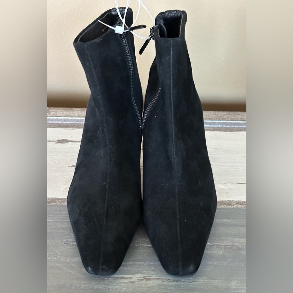 New w/ Imperfections - Donald Pliner‎ Baltimor Suede Boots - Size 6. Retail $250